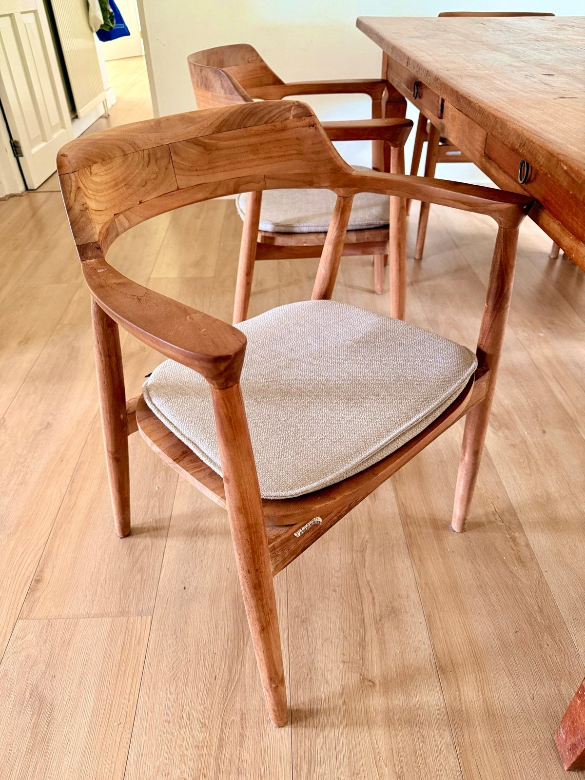 Karwei set van 6 houten stoelen met armleuning en kussens, Huis en Inrichting, Stoelen, Ophalen, Gebruikt, Overige kleuren, Beige zitkussens