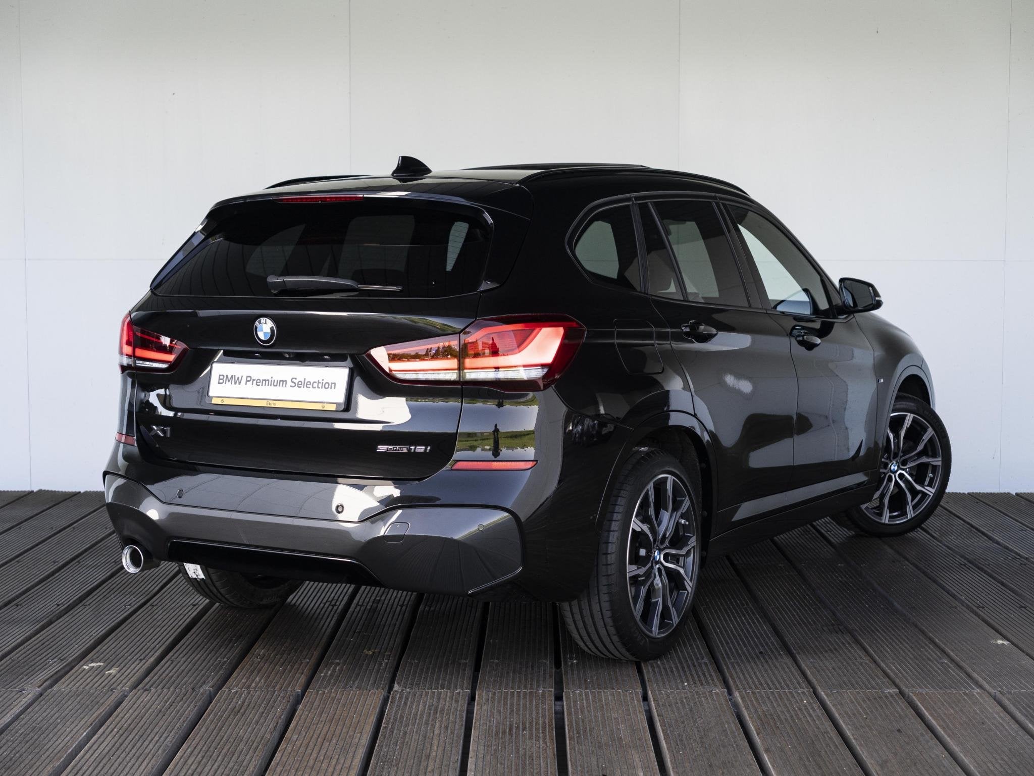 BMW X1 sDrive18i | M Sportpakket | Achteruitrijcamera | Pano, Auto's, Gebruikt, Met garantie (alle), Zwart, 3 cilinders