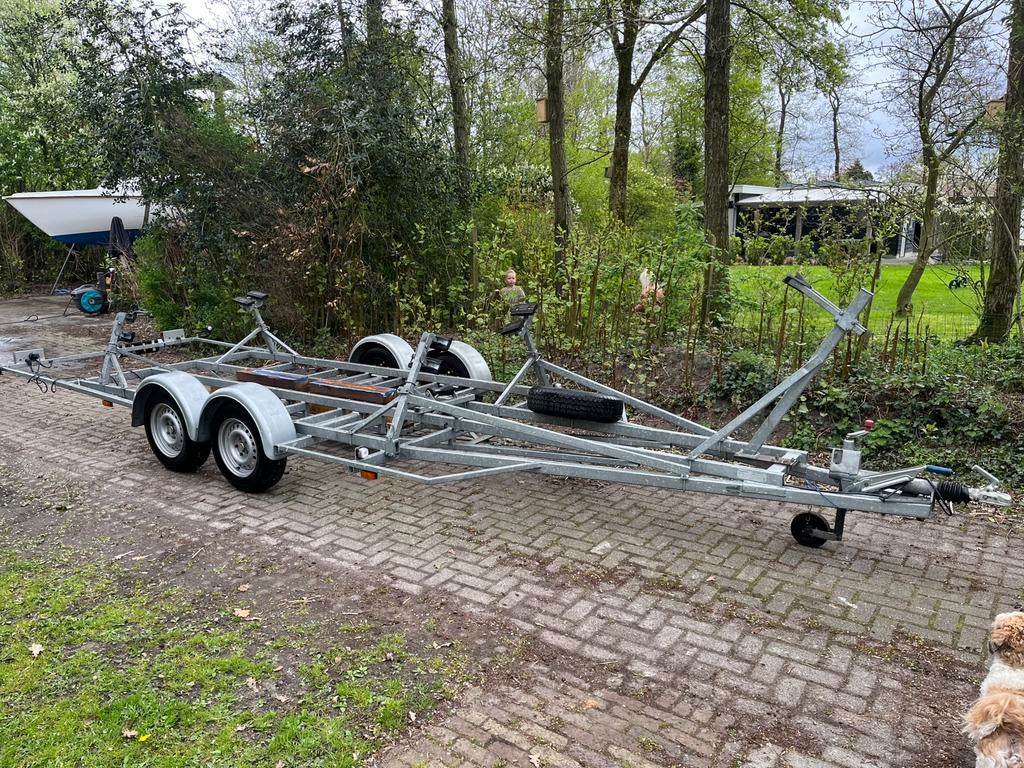 Mooie degelijke Dino kielboot trailer 2700 kg., Watersport en Boten, 1500 tot 3000 kg, 6 tot 9 meter, Ophalen of Verzenden, Zo goed als nieuw