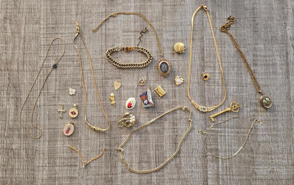 Partij 'gouden' sieraden ketting hangers spelden, Gebruikt, Ophalen of Verzenden, Met edelsteen, Goud