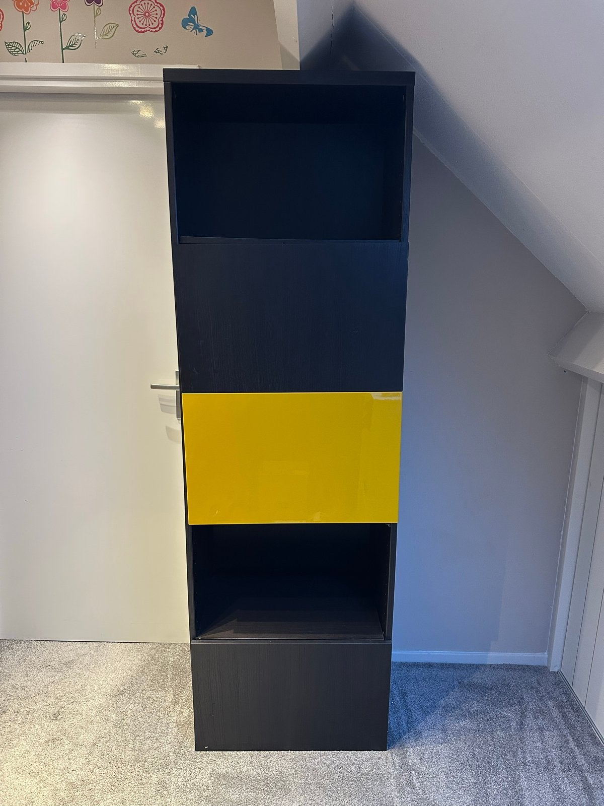 Boekenkast met gele accenten - modern en functioneel, Ophalen, Met deur(en), 50 tot 100 cm, Zo goed als nieuw