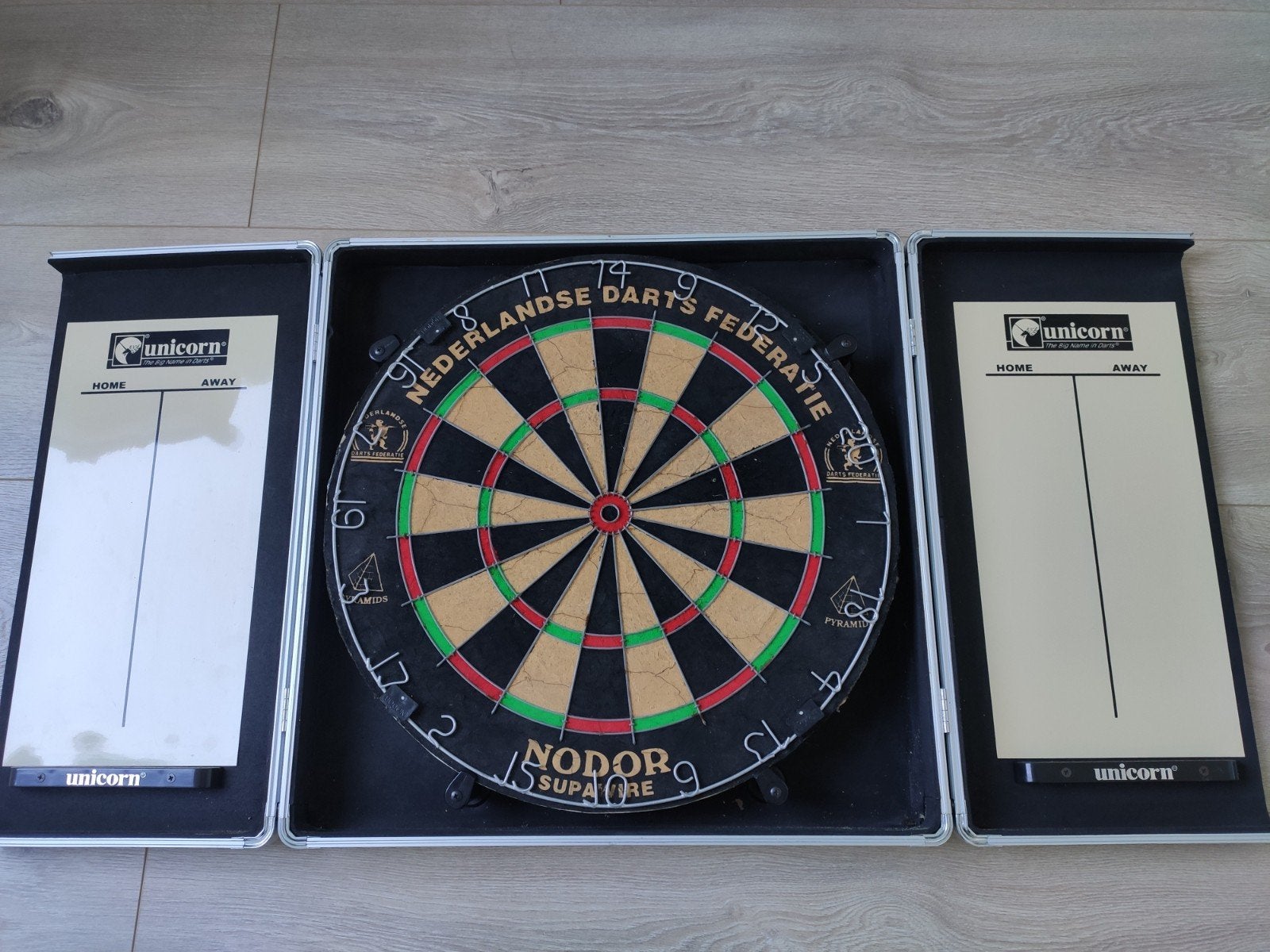 Unicorn Dartbord met scoreborden in koffer, Ophalen of Verzenden, Gebruikt, Dartbord met pijlen