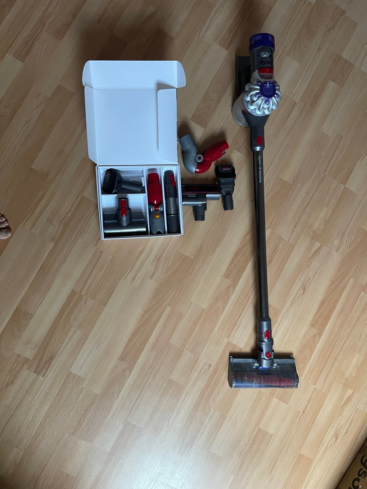 Foto 2 van Dyson V8 Absolute steelstofzuiger met accessoires