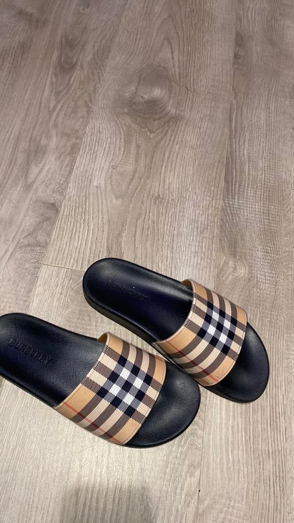 Burberry slippers, Ophalen of Verzenden, Nieuw, Zwart