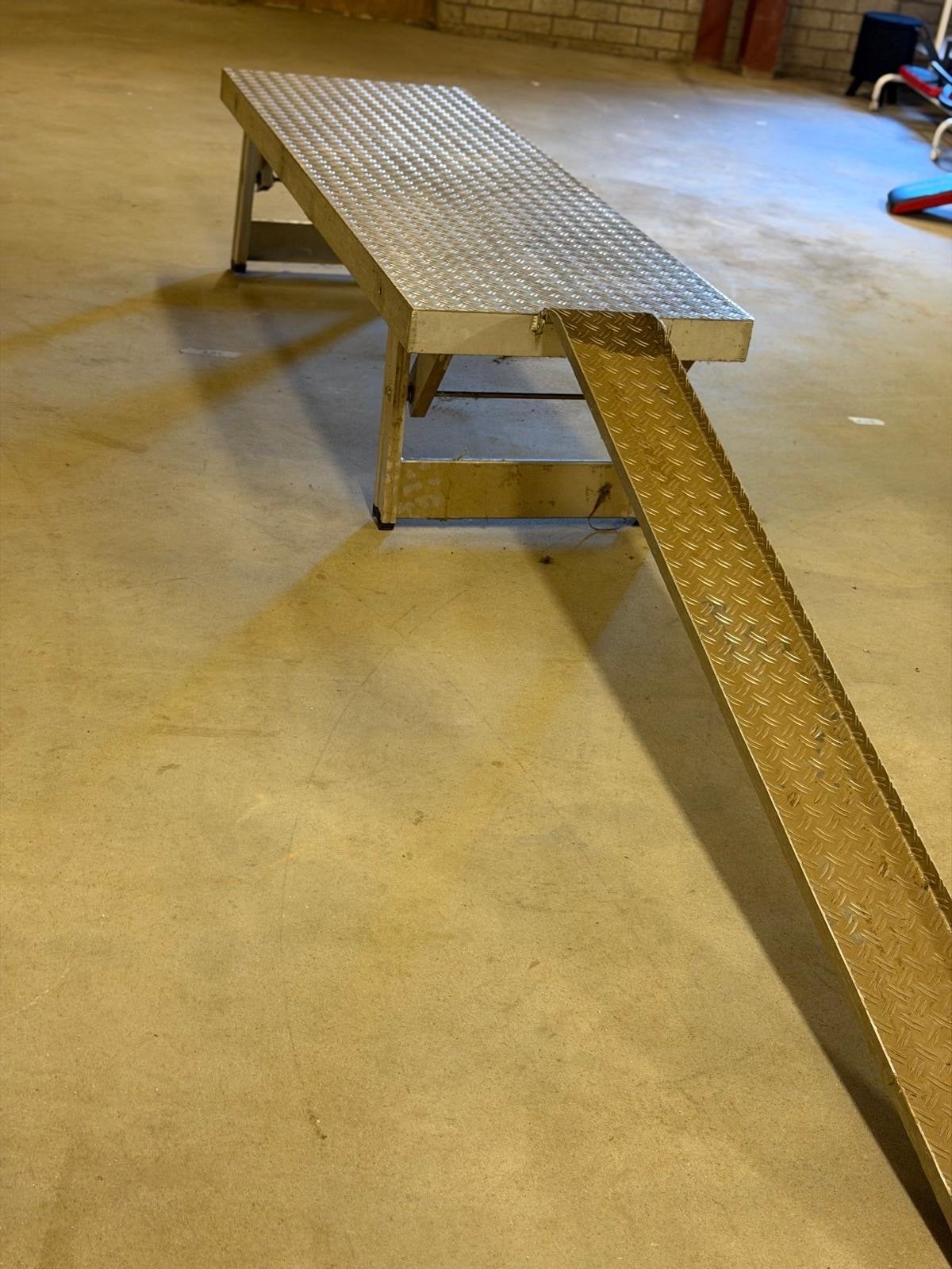 Oersterke en zeer nette motortafel, Ophalen, Gebruikt