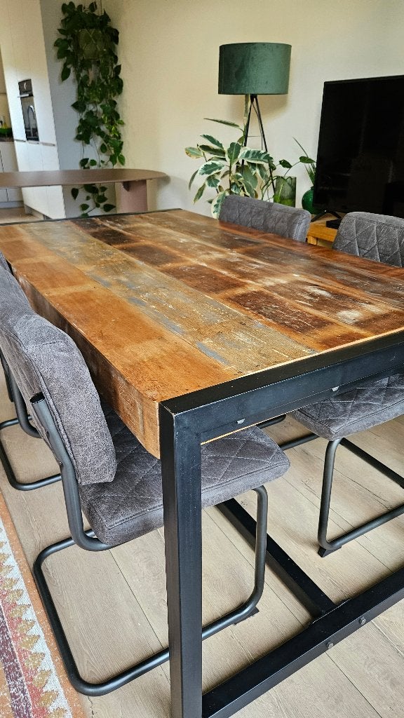 Robuuste industriële eettafel met metalen onderstel, Huis en Inrichting, Gebruikt, 50 tot 100 cm, 150 tot 200 cm, Vier personen