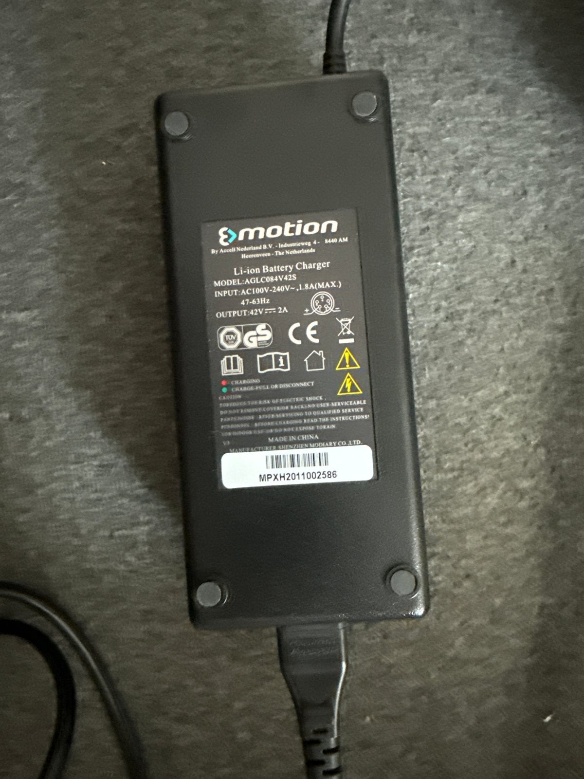 E-motion Li-ion Batterijlader 36V 2A (42V 2A Output), Ophalen of Verzenden, Zo goed als nieuw
