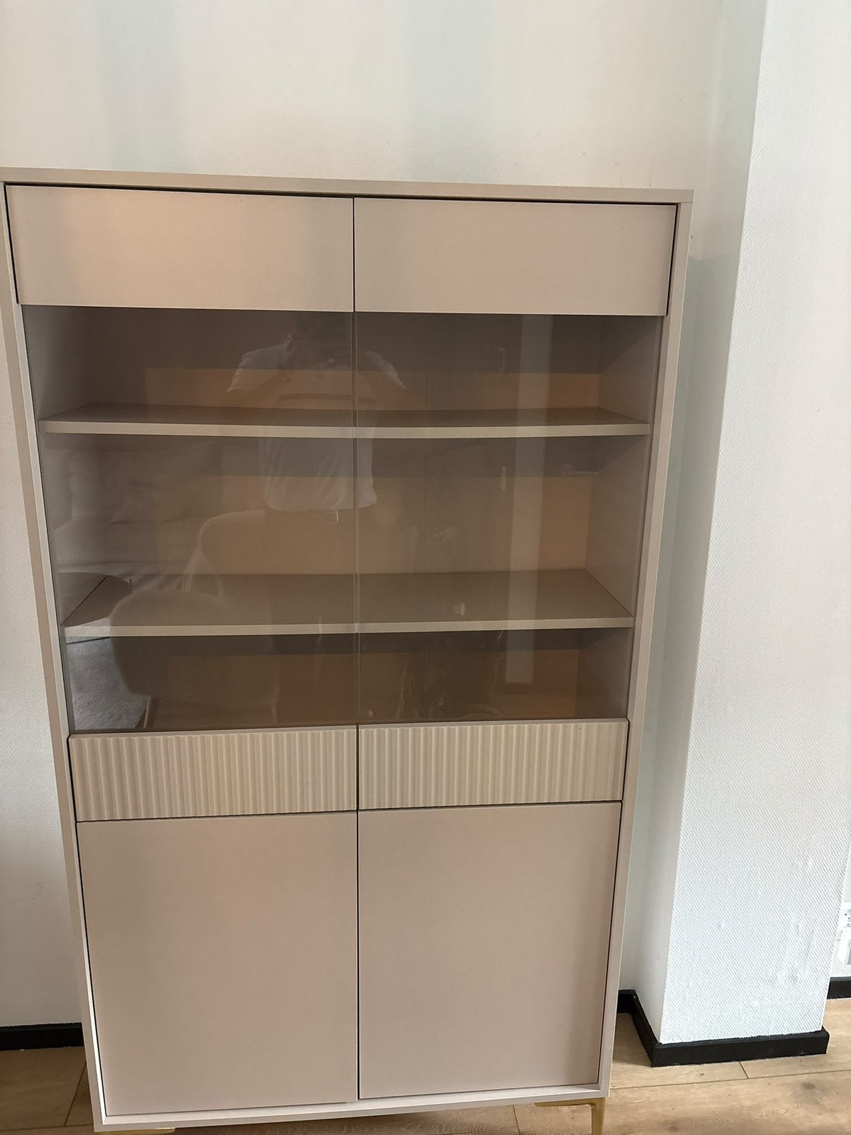 Beige vitrine kast, Ophalen, Zo goed als nieuw, 25 tot 50 cm