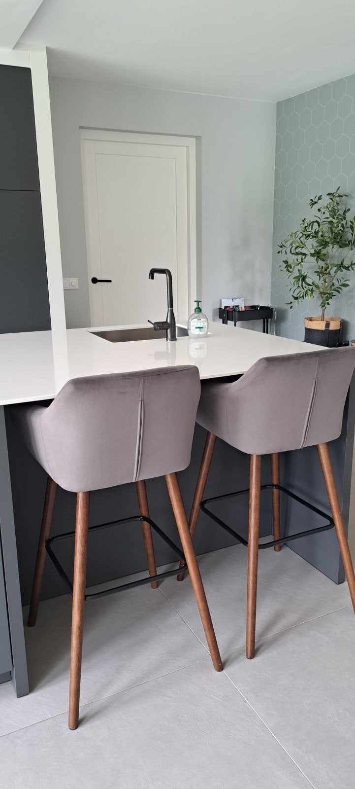 Antraciet velvet barkrukken met zithoogte 77 cm, 2 krukken, Ophalen, Zo goed als nieuw, 60 tot 90 cm