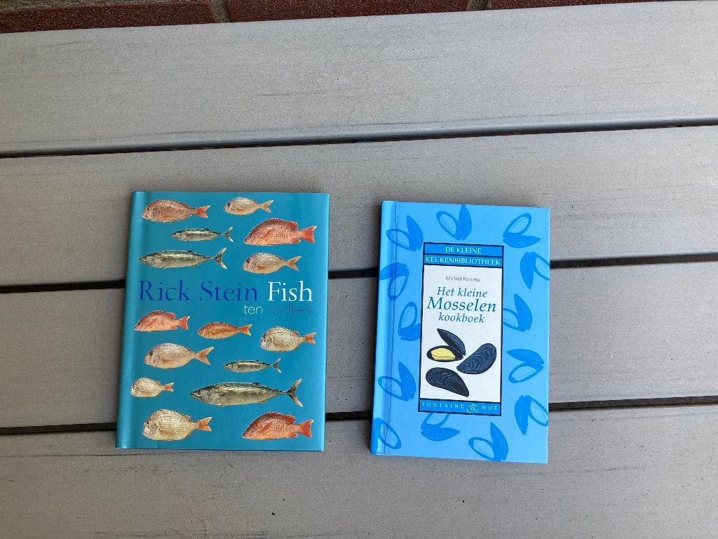 Fish - Rick Stein + Het Kleine Mosselen kookboek - M. Postma, Boeken, Ophalen of Verzenden, Zo goed als nieuw, Rick Stein -  M. Postma