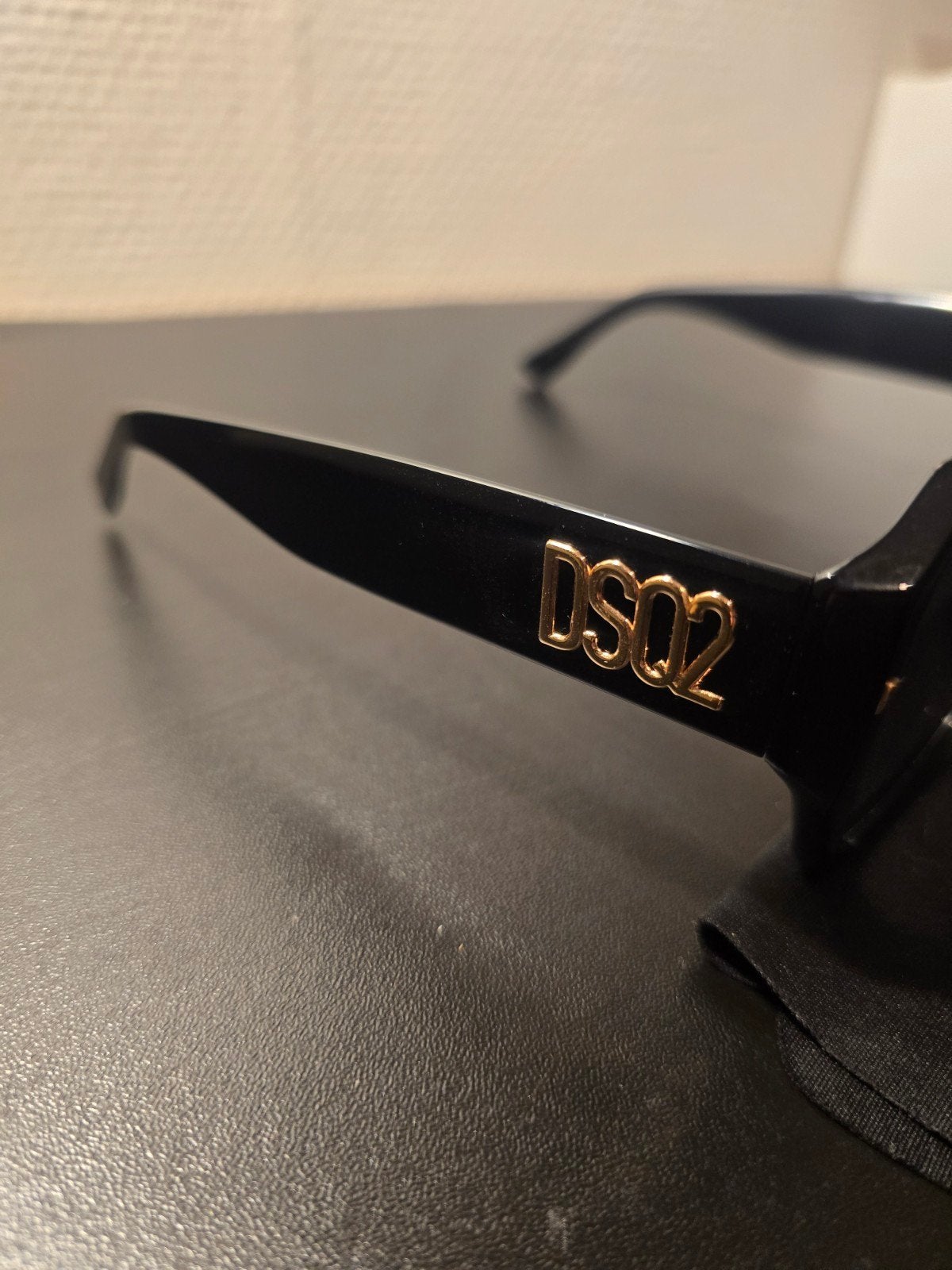 Dsquared2 Zonnebril - Zwart met Goudkleurige Details, Overige merken, Zonnebril, Zwart, Ophalen of Verzenden