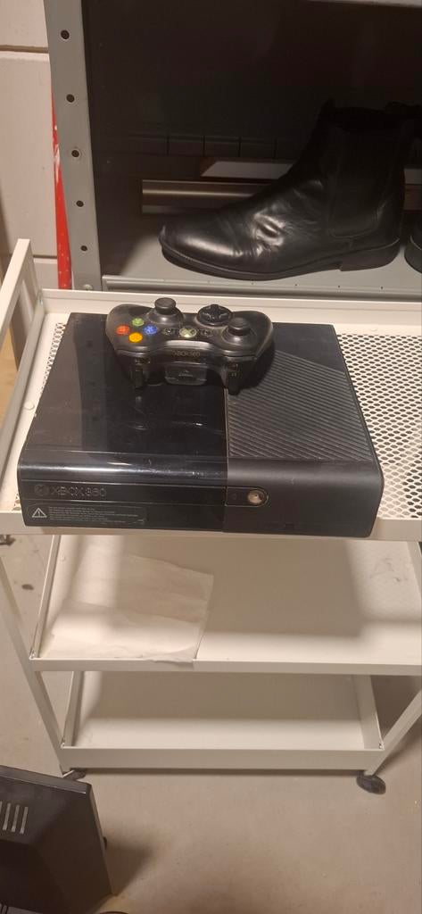 Xbox 360 E, Spelcomputers en Games, Ophalen, Zo goed als nieuw, 250 GB, Met 1 controller