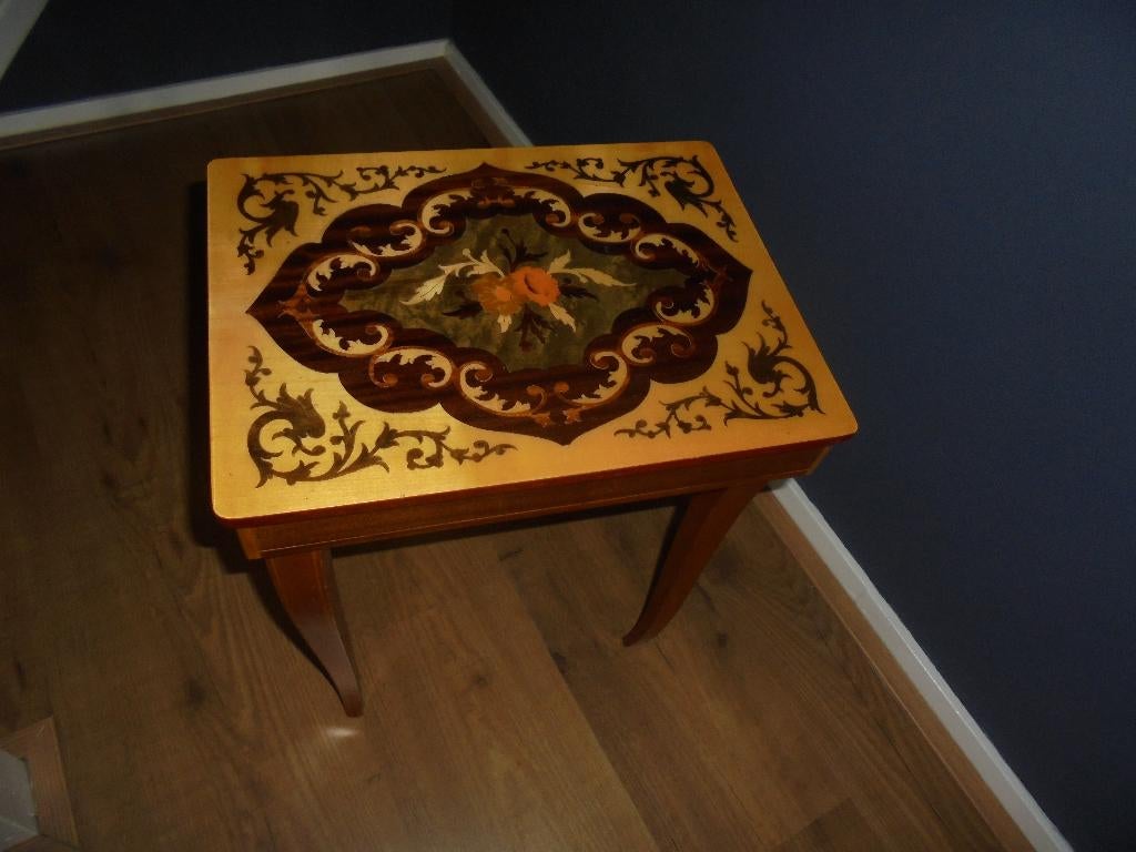 italiaans  houten bijzettafel met ingelegd blad muziek doos, Ophalen of Verzenden, Rechthoekig, Minder dan 55 cm