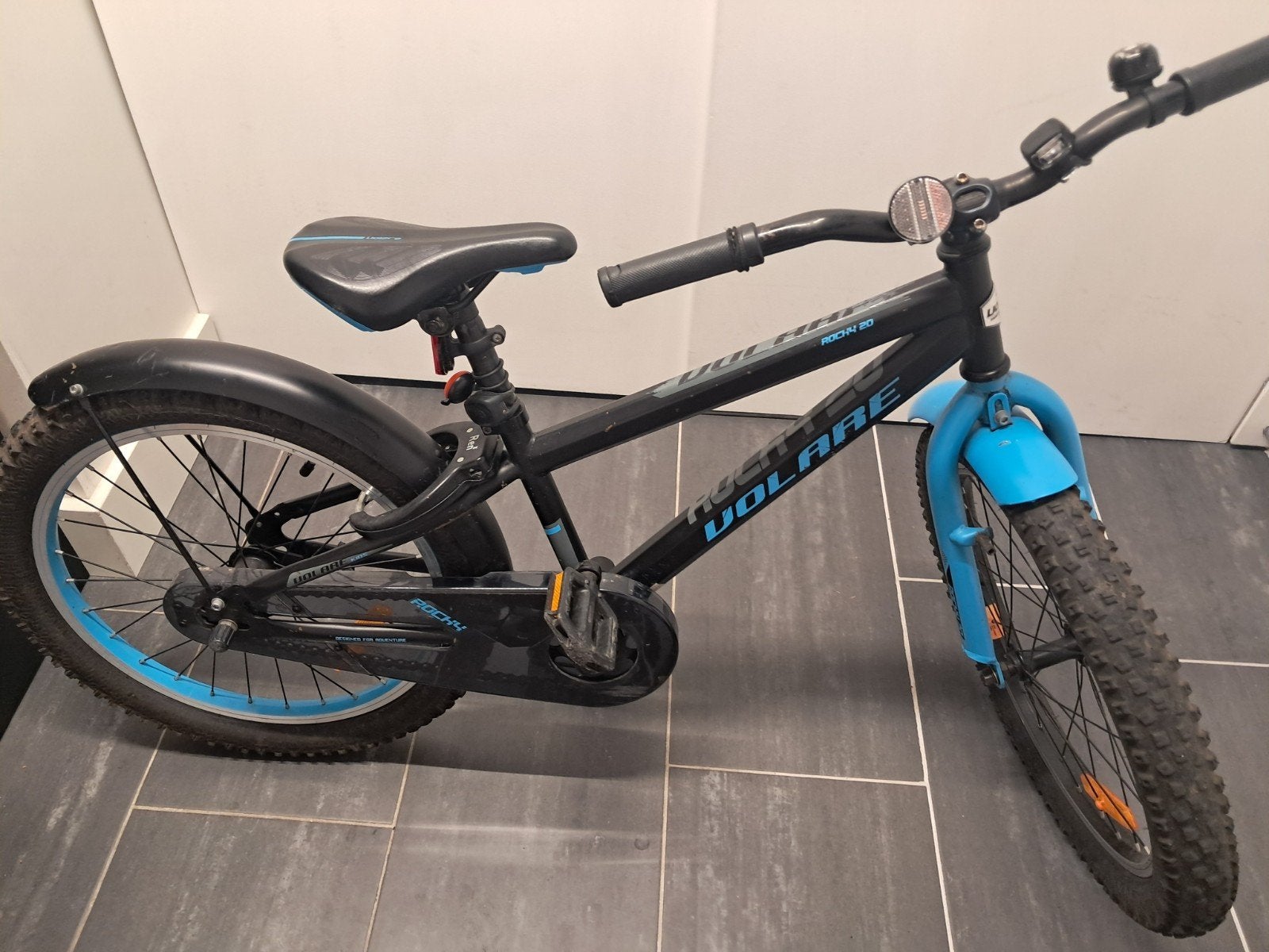 Volare Rocky 20 inch kinderfiets - Zwart/Blauw, Gebruikt, Terugtraprem, 20 inch of meer, Volare