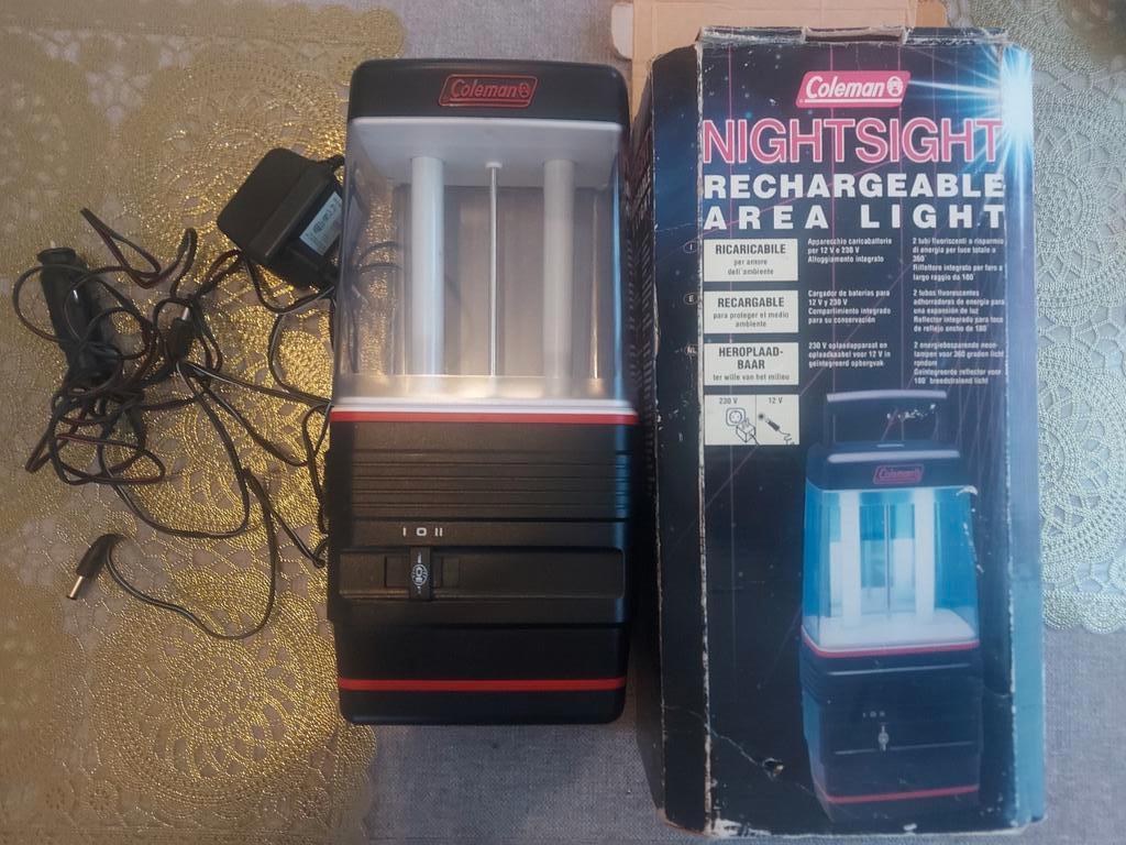Coleman Oplaadbare Campinglamp + 12V & 220V Opladers in doos, Ophalen of Verzenden, Zo goed als nieuw