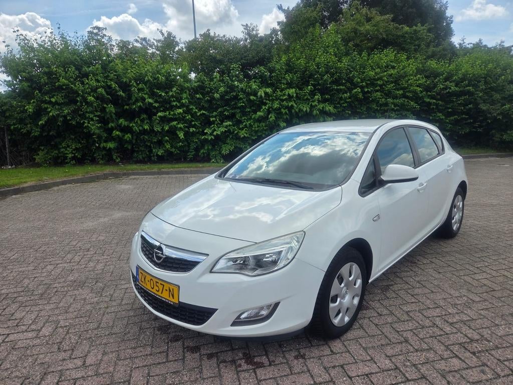 Opel Astra 1.4 Ecotec 64KW 5-D 2011 Wit, Auto's, Voorwielaandrijving, 65 €/maand, 4 cilinders, Wit