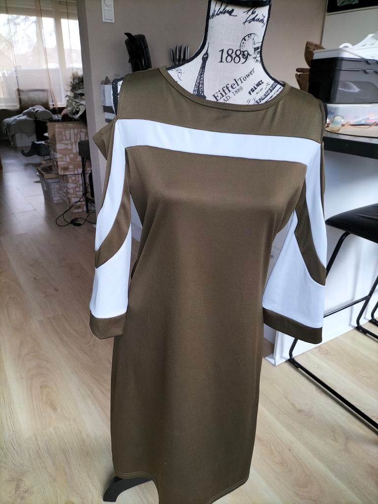 Carnaval Salsa Jurk M/L - Legergroen met Witte Streep, Kleding | Dames, Jurken, Maat 38/40 (M), Ophalen of Verzenden, Zo goed als nieuw