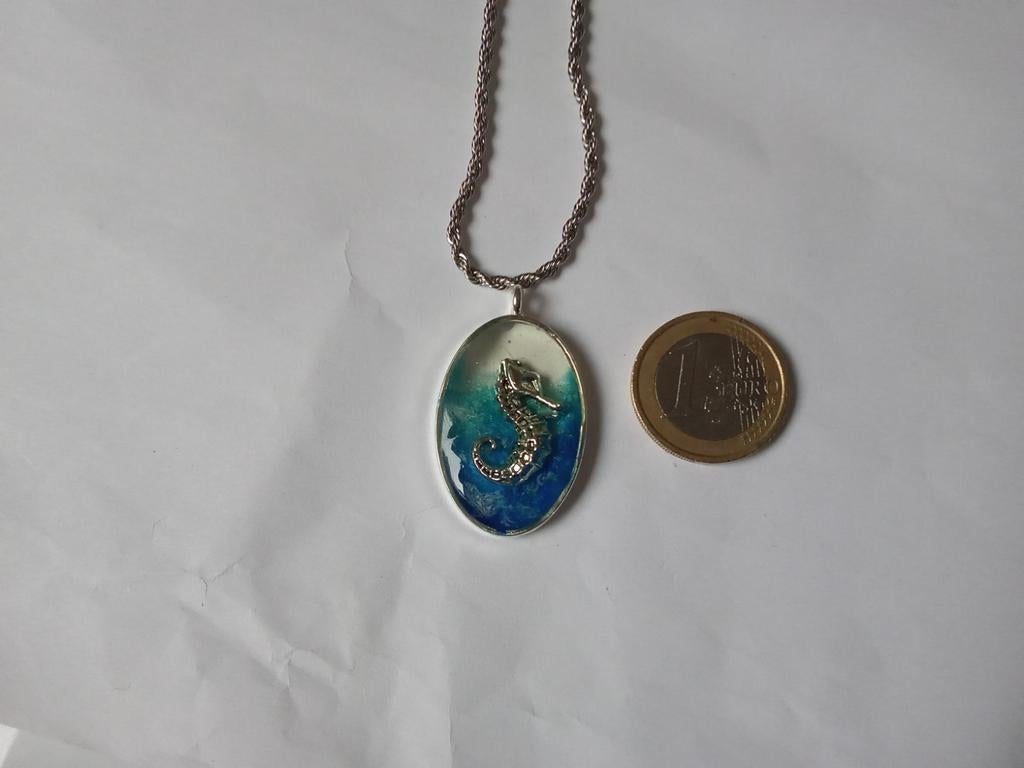 Handgemaakte ketting met zeepaardje in hars, Ophalen of Verzenden, Nieuw, Overige materialen