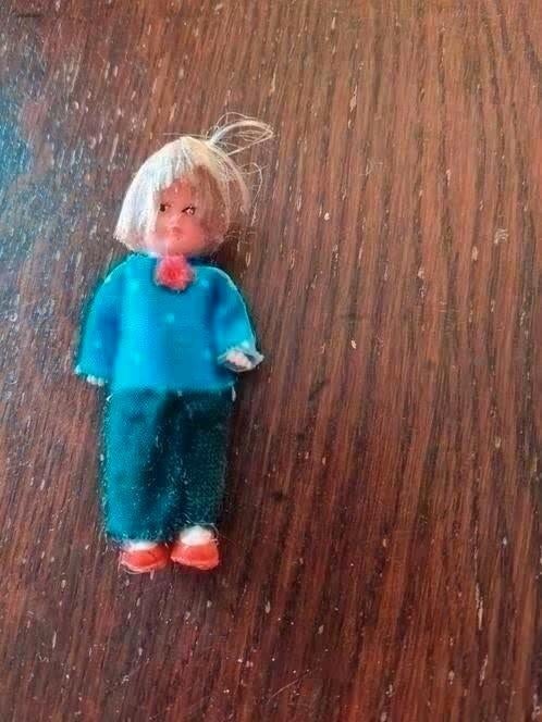 poppenhuis miniaturen ari popje nr 11, Ophalen of Verzenden, Zo goed als nieuw, Knuffel of Figuurtje