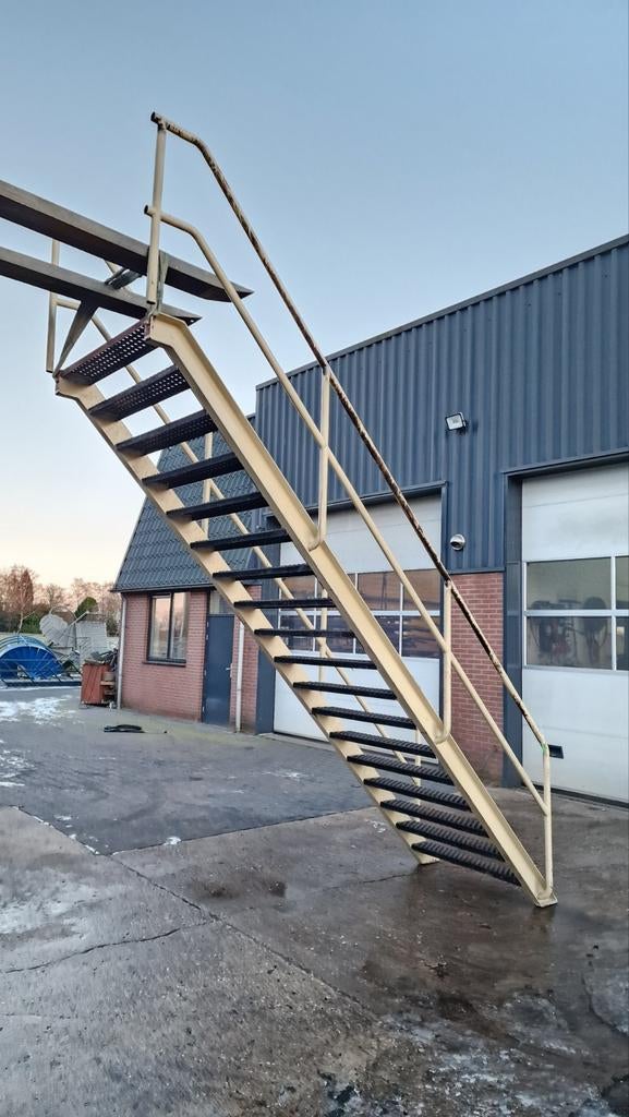 Stalen trap beige. Hoog 3,25mtr. Nog008, Ophalen of Verzenden, Zo goed als nieuw, Trap