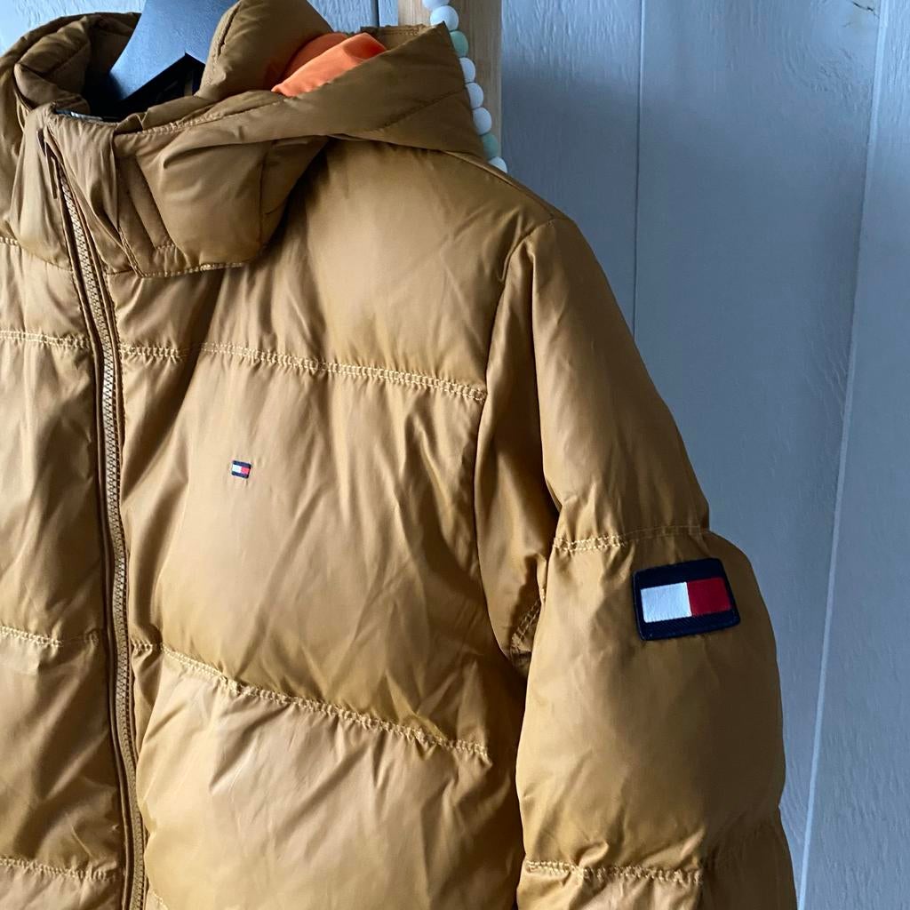 Tommy Hilfiger winterjas okergeel maat 176, Ophalen of Verzenden, Zo goed als nieuw, Jongen, Jas
