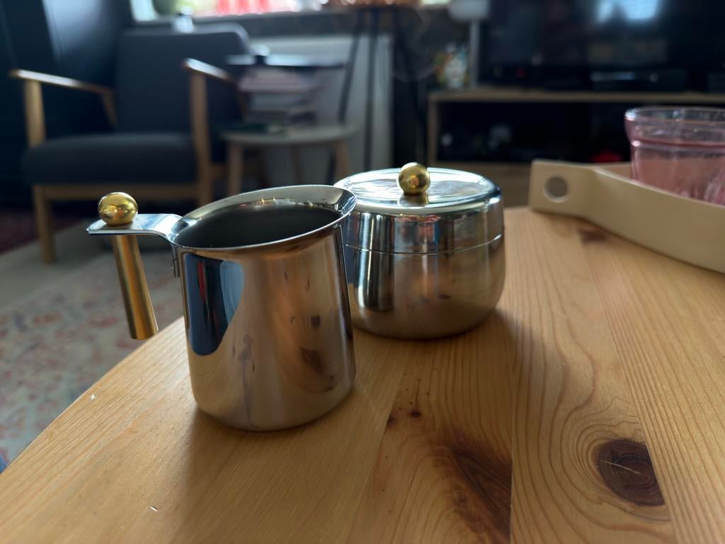 Guido Bergna Kitty Oro Suikerpot & Melkkan - Douwe Egberts, Huis en Inrichting, Keuken | Bestek, Gebruikt, Bestekset, Rvs of Chroom
