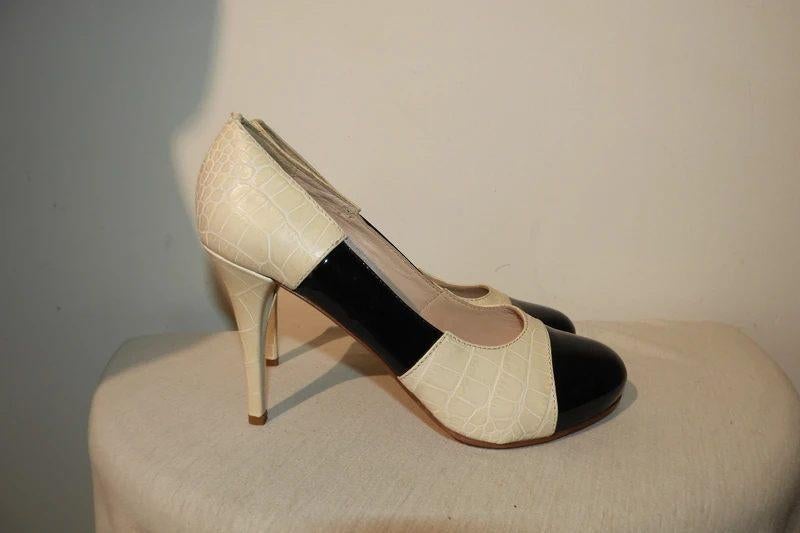 Furla stylvolle nette pumps creme en zwart lak leer Als Nieu, Pumps, Overige kleuren, Zo goed als nieuw, Verzenden