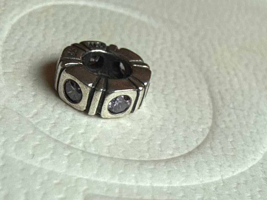 Pandora bedel met paarse steentjes, Pandora, Ophalen of Verzenden, Zo goed als nieuw, 1 bedel