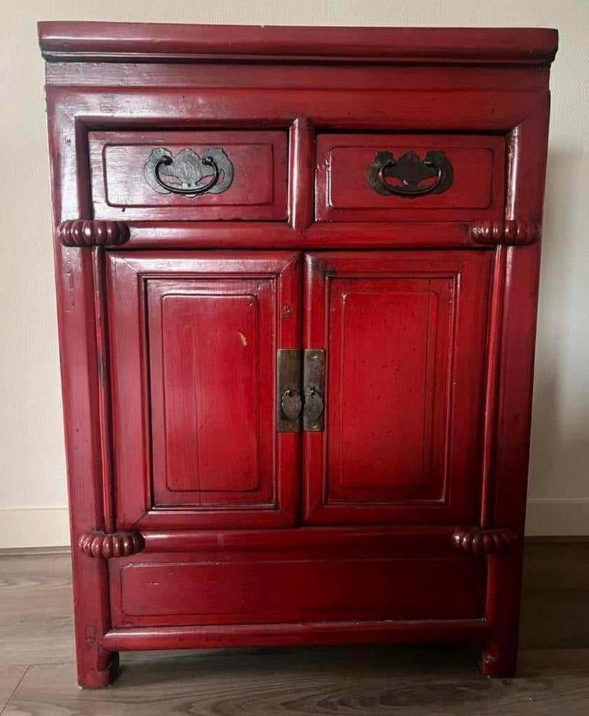 Vintage Aziatische kast - Rode eyecatcher, Huis en Inrichting, Kasten | Buffetkasten, Gebruikt, 100 tot 150 cm, Met lade(s), 25 tot 50 cm