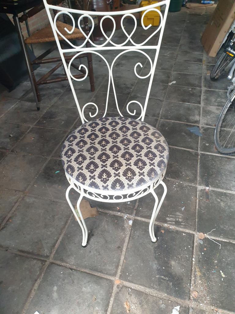 Frans metalen stoeltje met stoffen zitting, Antiek en Kunst, Antiek | Meubels | Stoelen en Banken, Ophalen