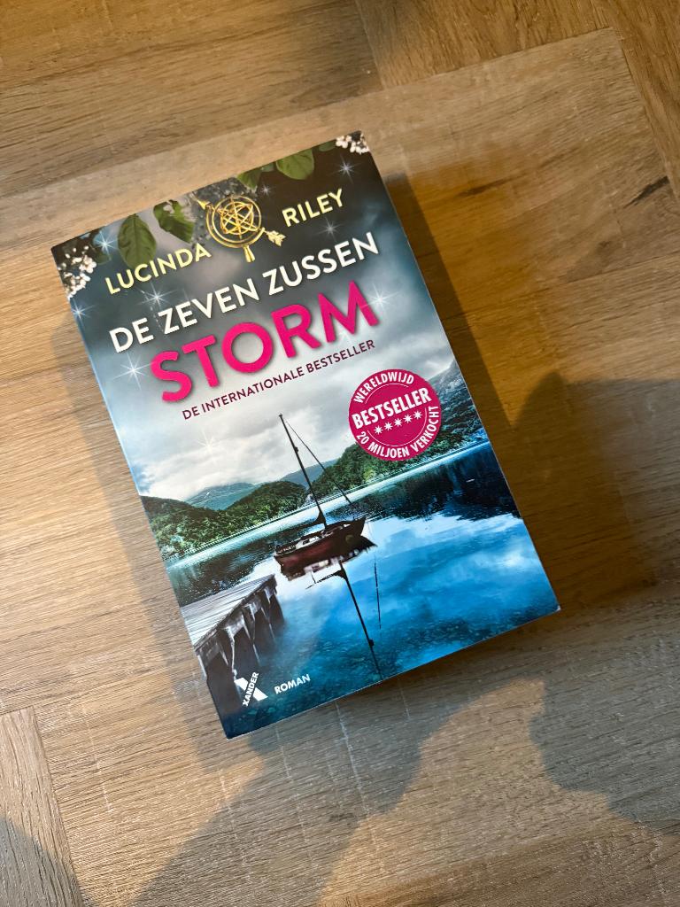 ZGAN De Zeven Zussen Storm Lucinda Riley 9789401607988 roman, Ophalen of Verzenden, Zo goed als nieuw, Lucinda Riley