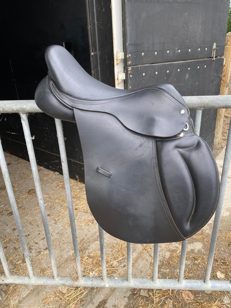 Kunstof spring zadel 17.5 inch, Dieren en Toebehoren, Paarden en Pony's | Zadels, Ophalen of Verzenden, Gebruikt, Springen