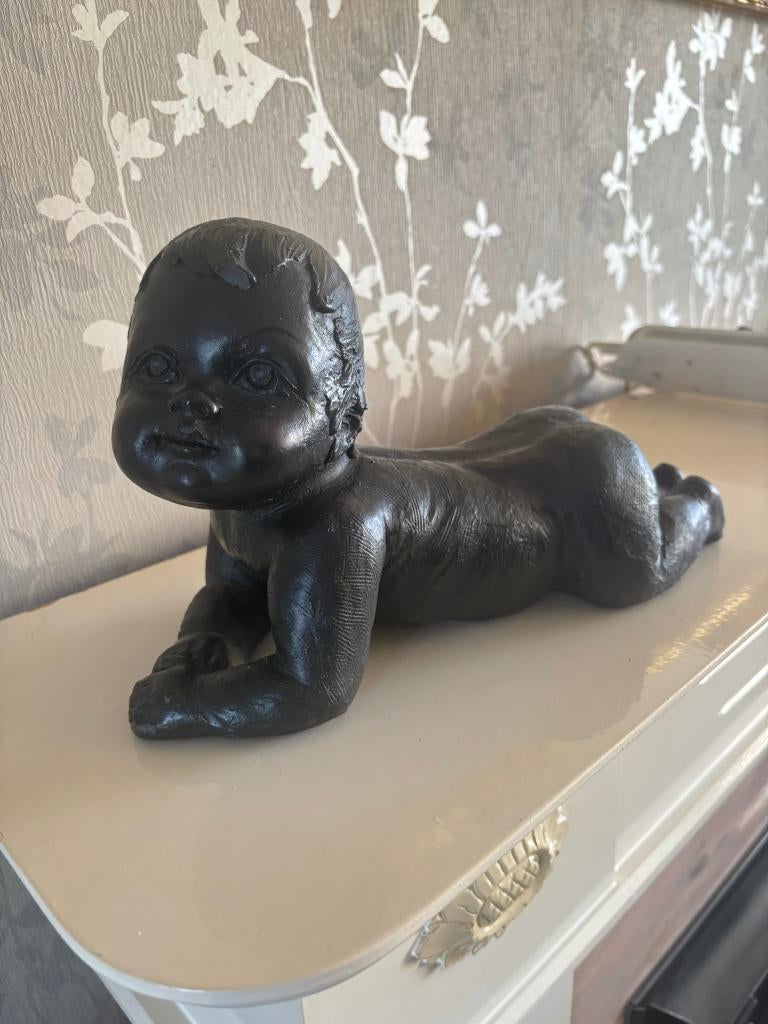 Bronzen beeld liggende baby, Ophalen, Gebruikt, Mens