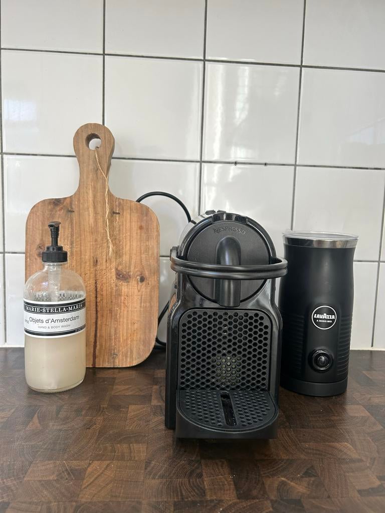 Nespresso De'Longhi Inissia & Lavazza melkopschuimer, Witgoed en Apparatuur, Koffiezetapparaten, Ophalen, Koffiemachine, Zo goed als nieuw