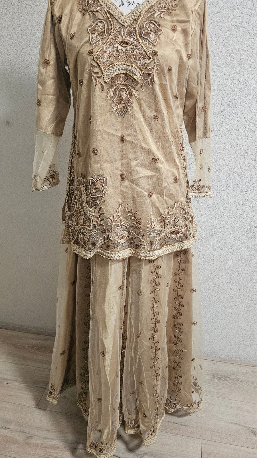Feestelijke Indiase/Pakistaanse Lengha - maat M, Kleding | Dames, Gelegenheidskleding, Overige typen, Beige, Zo goed als nieuw