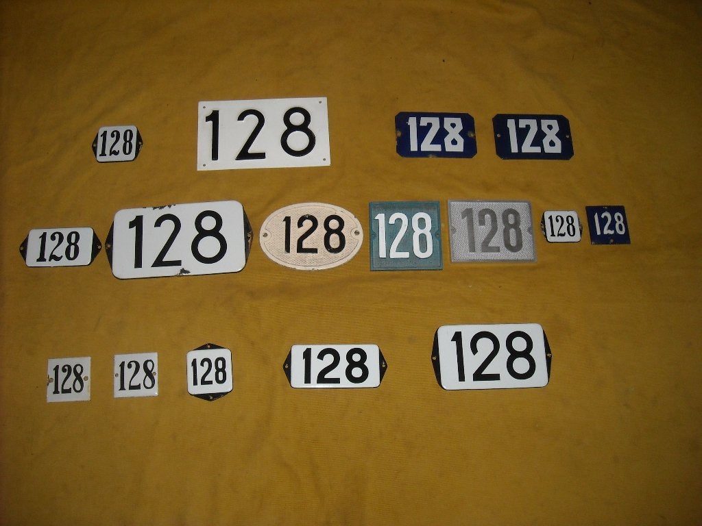oud emaille huisnummer 128 ook 129 130 131 132 133 134 135 3, Ophalen of Verzenden