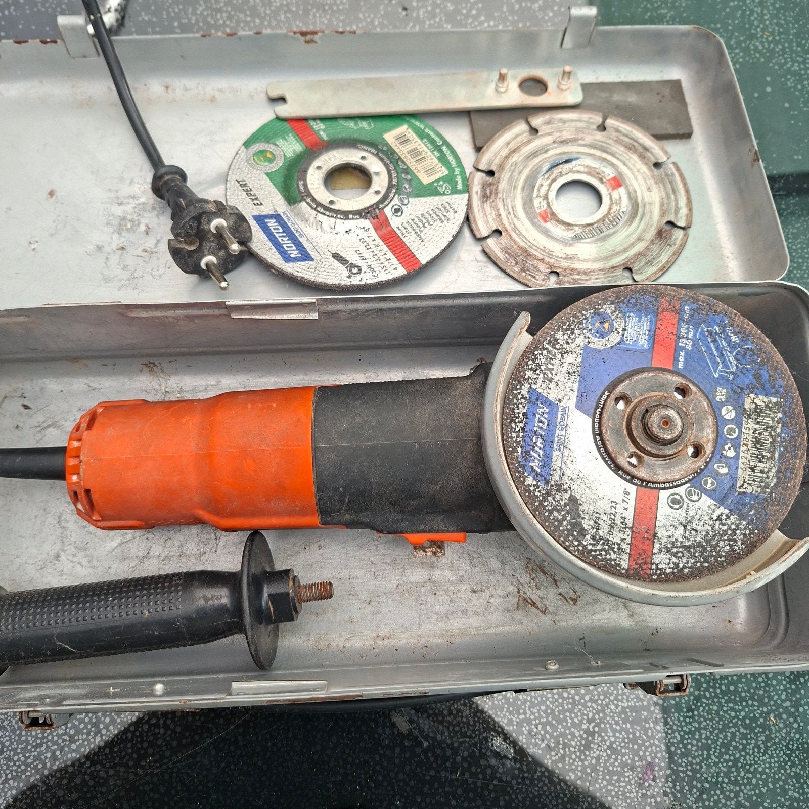 Black+Decker Slijptol met accessoires, Doe-het-zelf en Verbouw, Gereedschap | Slijpmachines, Ophalen of Verzenden, Gebruikt, 700 tot 1000 watt
