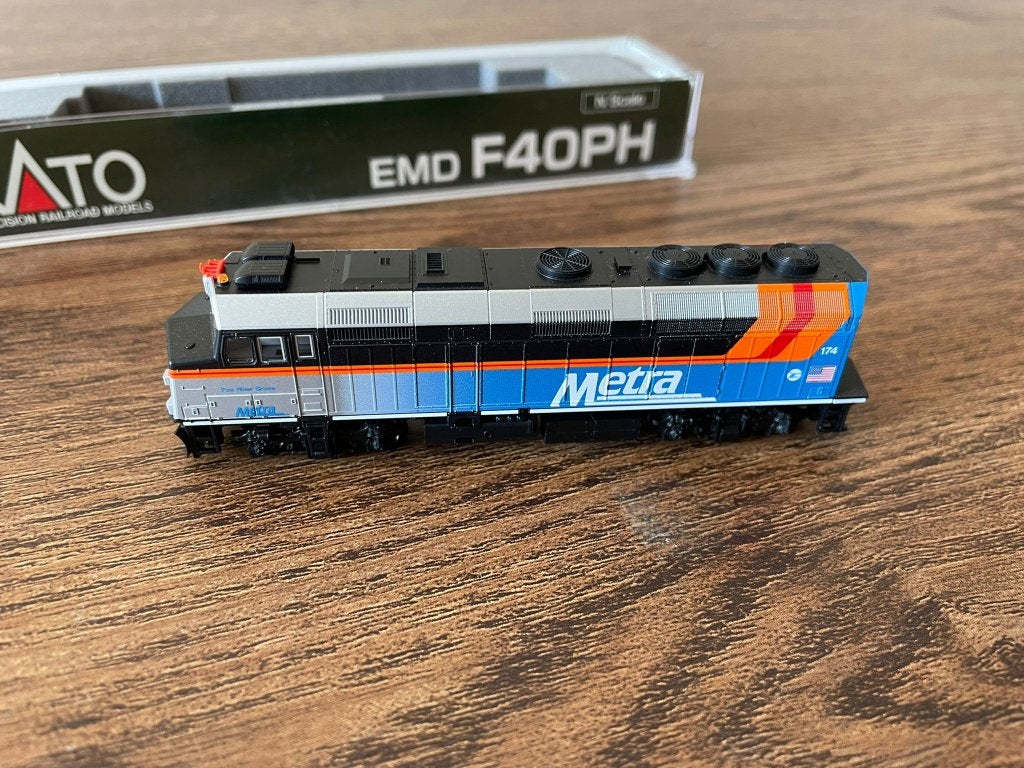 Kato Chicago Metra dieselloc #174 DCC, Hobby en Vrije tijd, Overige merken, Nieuw, Ophalen of Verzenden, Analoog