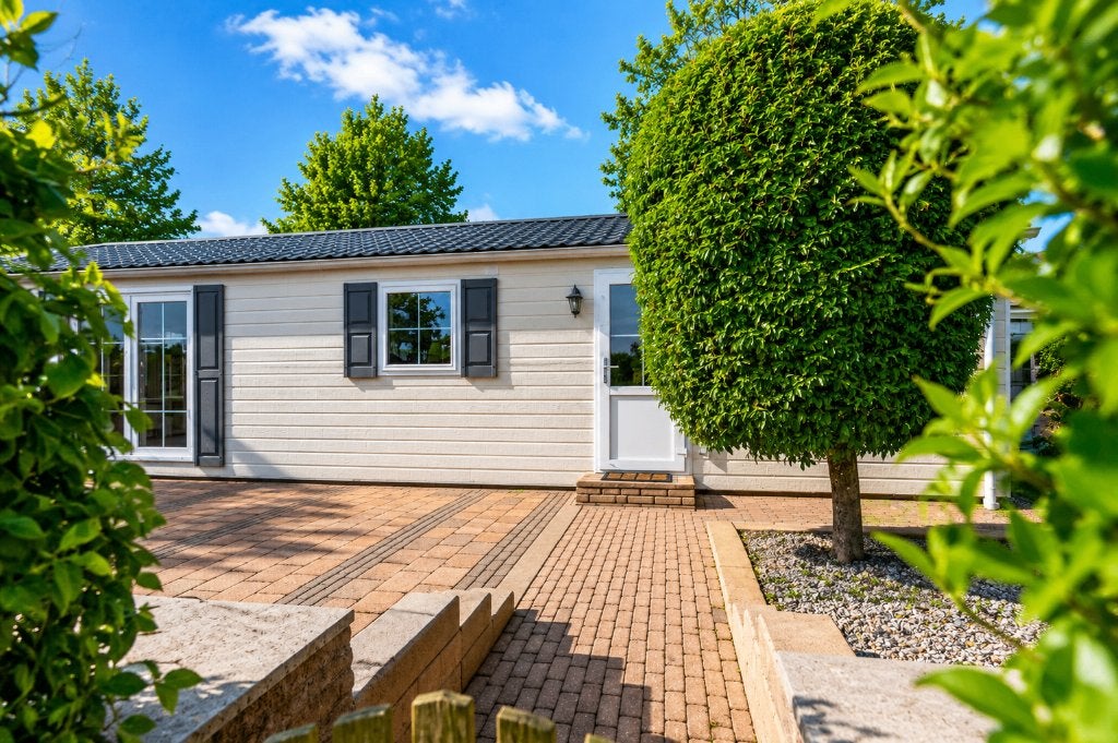 Luxe 3-kamer Chalet met Airco & Tuin op Eigen Grond Betuwe, Huizen en Kamers, Recreatiewoningen te koop, Gelderland, 2 slaapkamers
