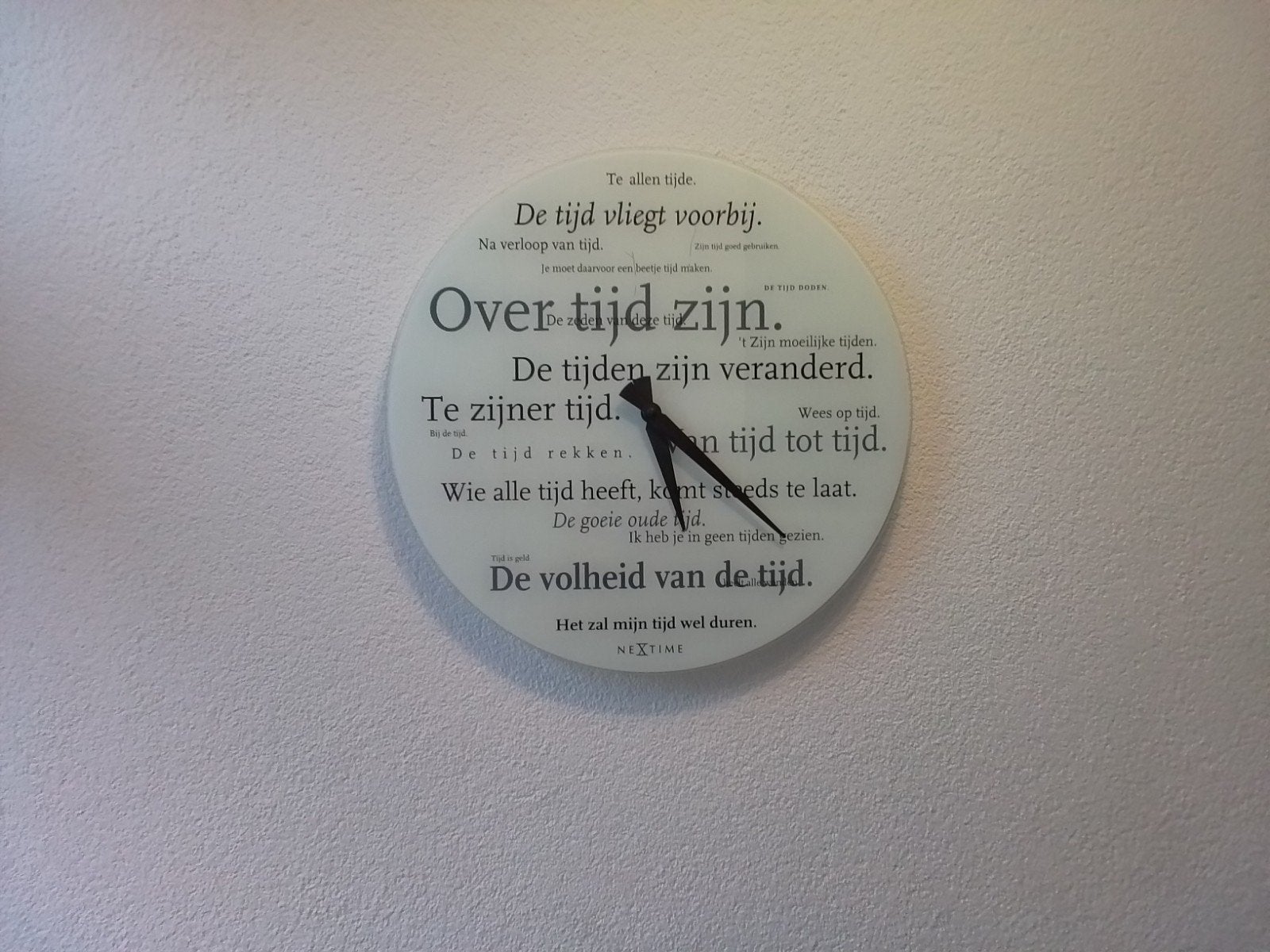 NEXTIME Wandklok met Nederlandse citaten over tijd, Ophalen, Wandklok, Wit, Analoog