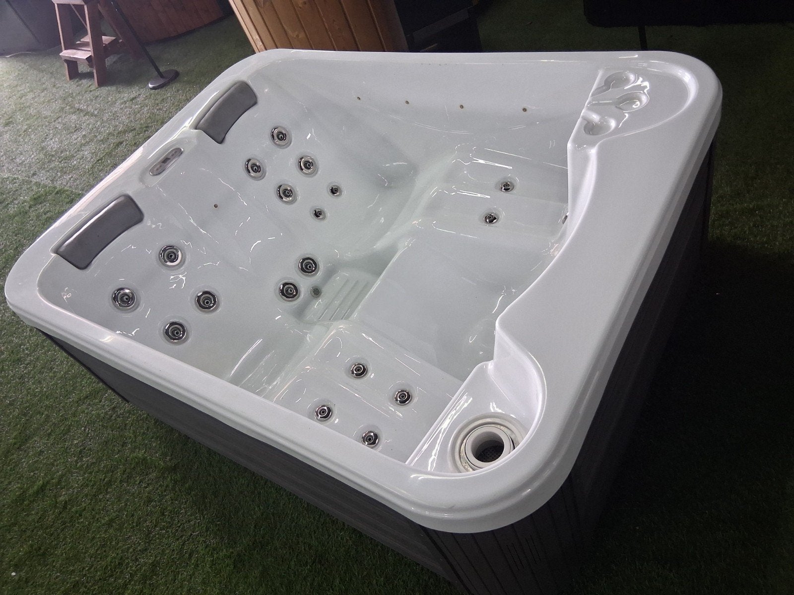 wellis spa top merk jacuzzi met 2 ligplaatsen + garantie, Ophalen of Verzenden, Zo goed als nieuw