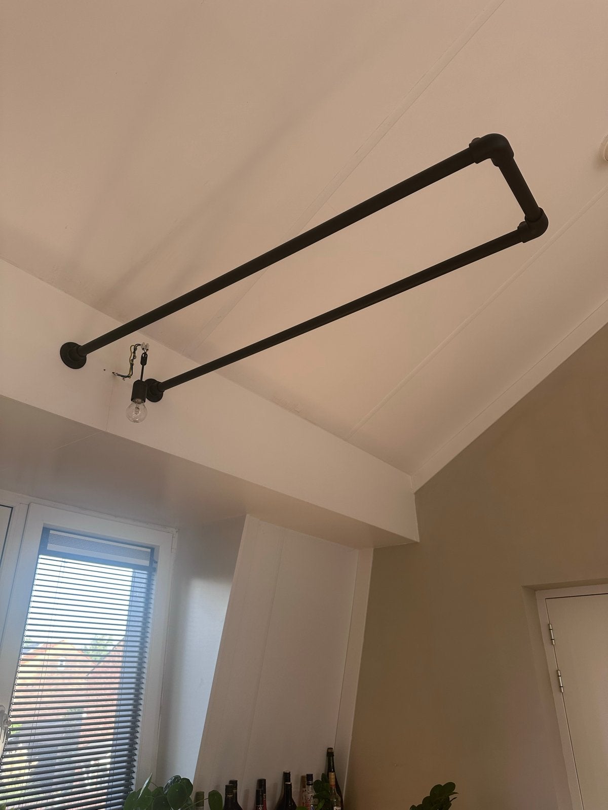 Zwart metalen buis om lampen aan te hangen, Ophalen of Verzenden, Zo goed als nieuw, Overige fittingen