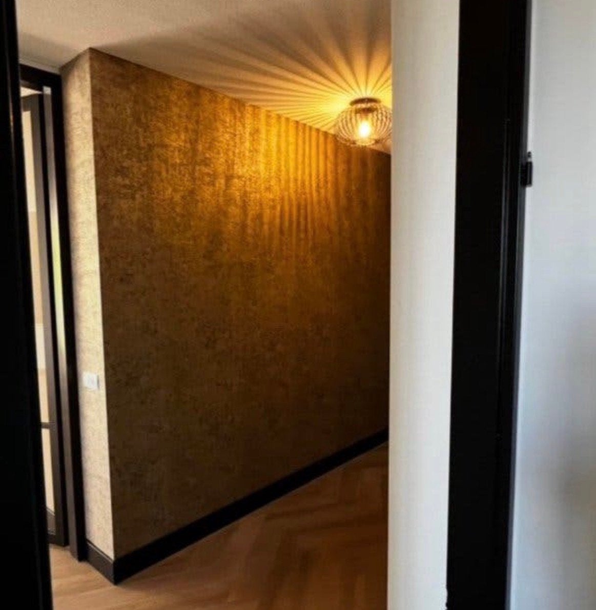 Circa 18-20 meter goud behang, Ophalen of Verzenden, Zo goed als nieuw, Binnendeur, 215 cm of meer