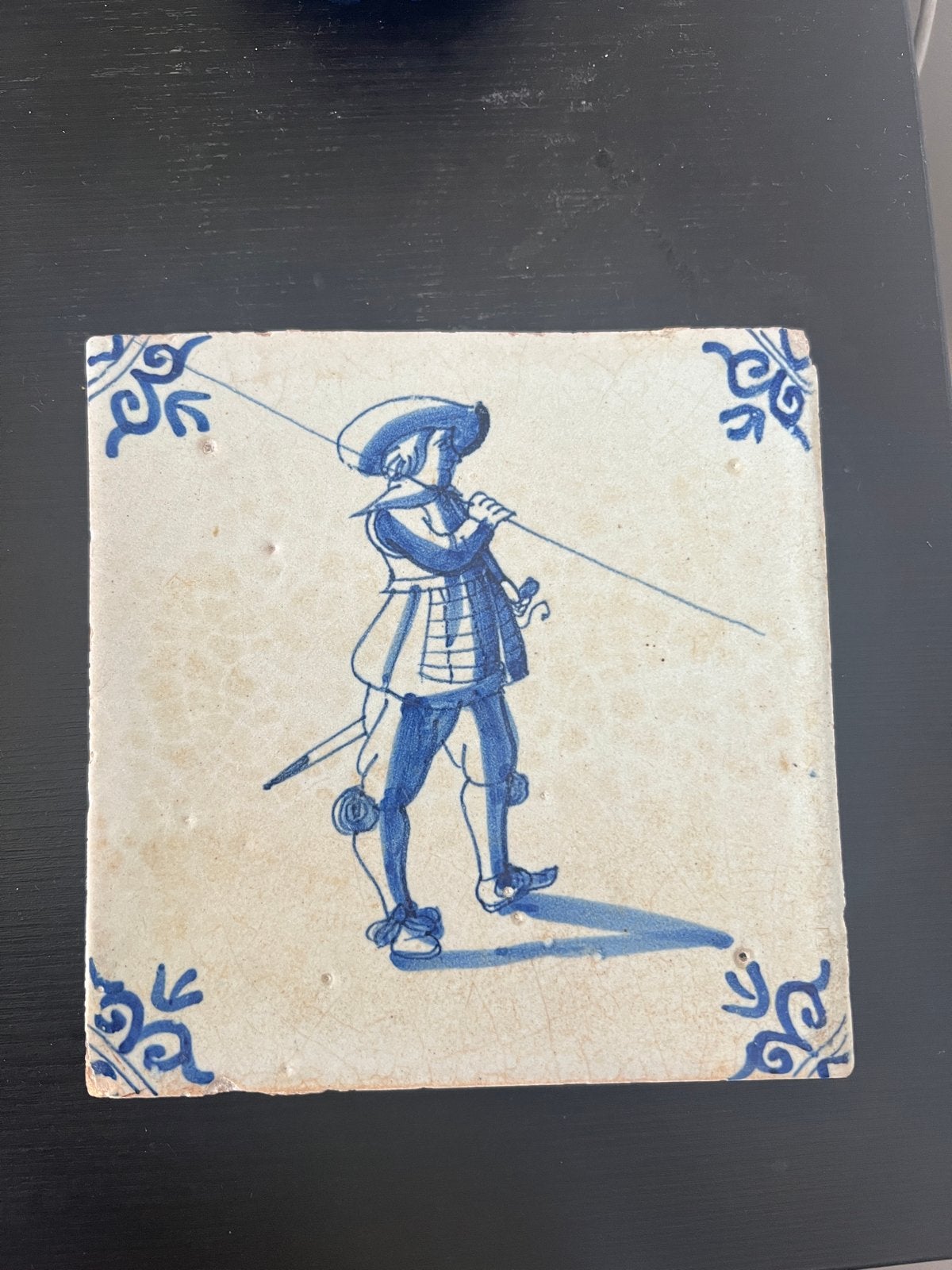 Antieke Delftse tegel: 17e-eeuwse pikelier (soldaat), Antiek en Kunst, Ophalen of Verzenden