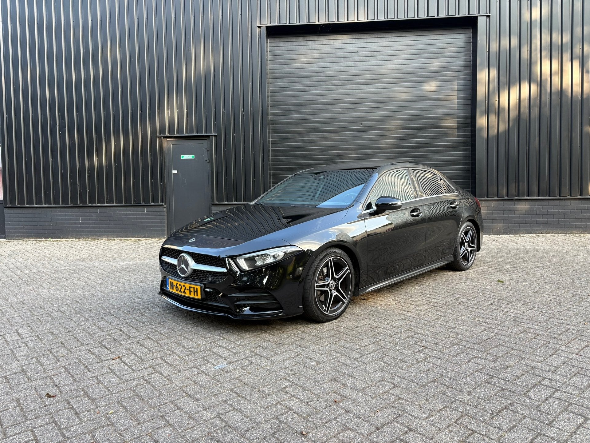 Mercedes-Benz A-klasse 180 D AMG LINE|PANO|SFEER|LIMO 360 CA, Auto's, Gebruikt, 4 cilinders, Bedrijf, Diesel