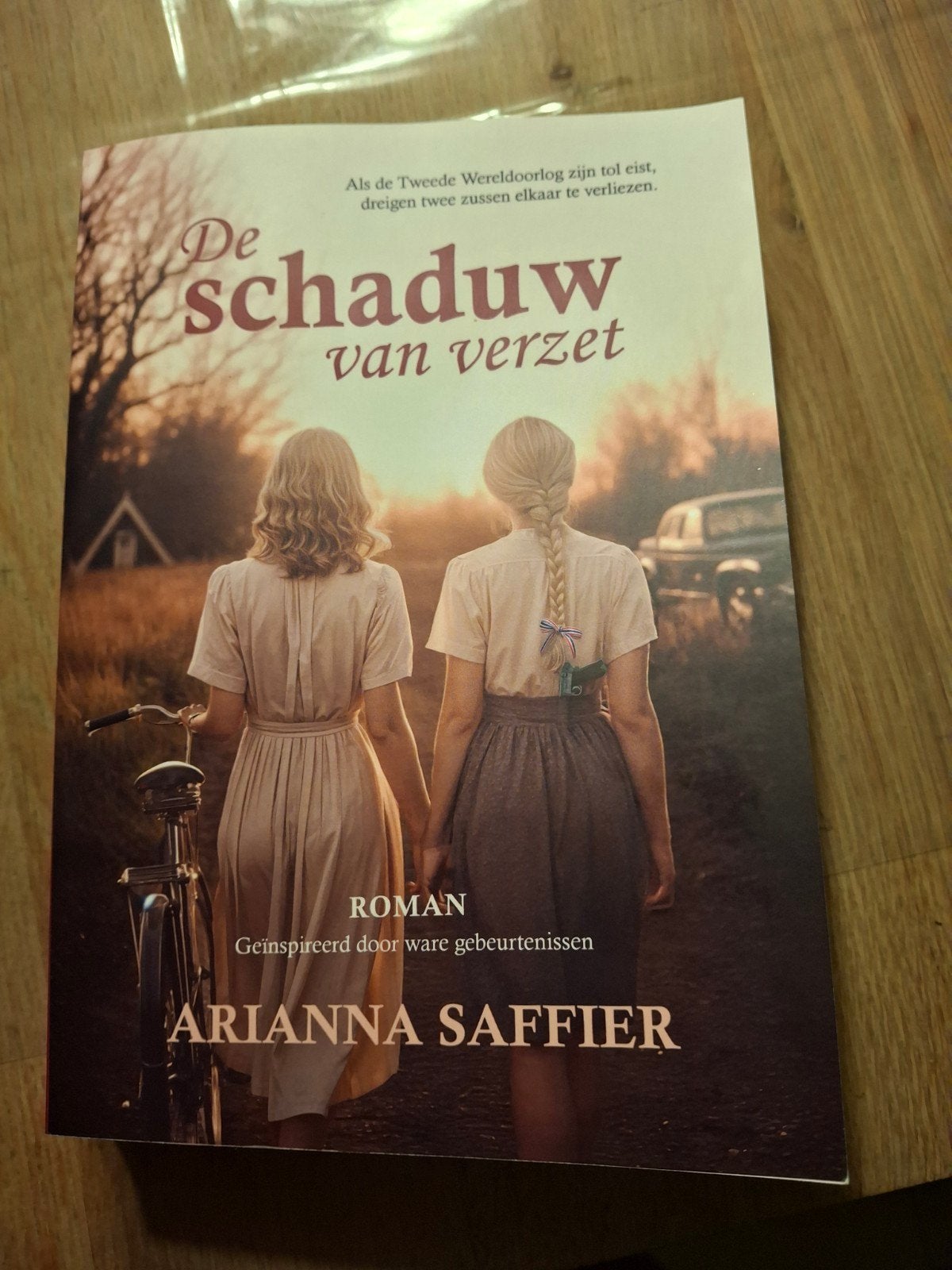 De Schaduw van Verzet - Arianna Saffier (Roman), Boeken, Ophalen of Verzenden, Zo goed als nieuw, Arianna Saffier