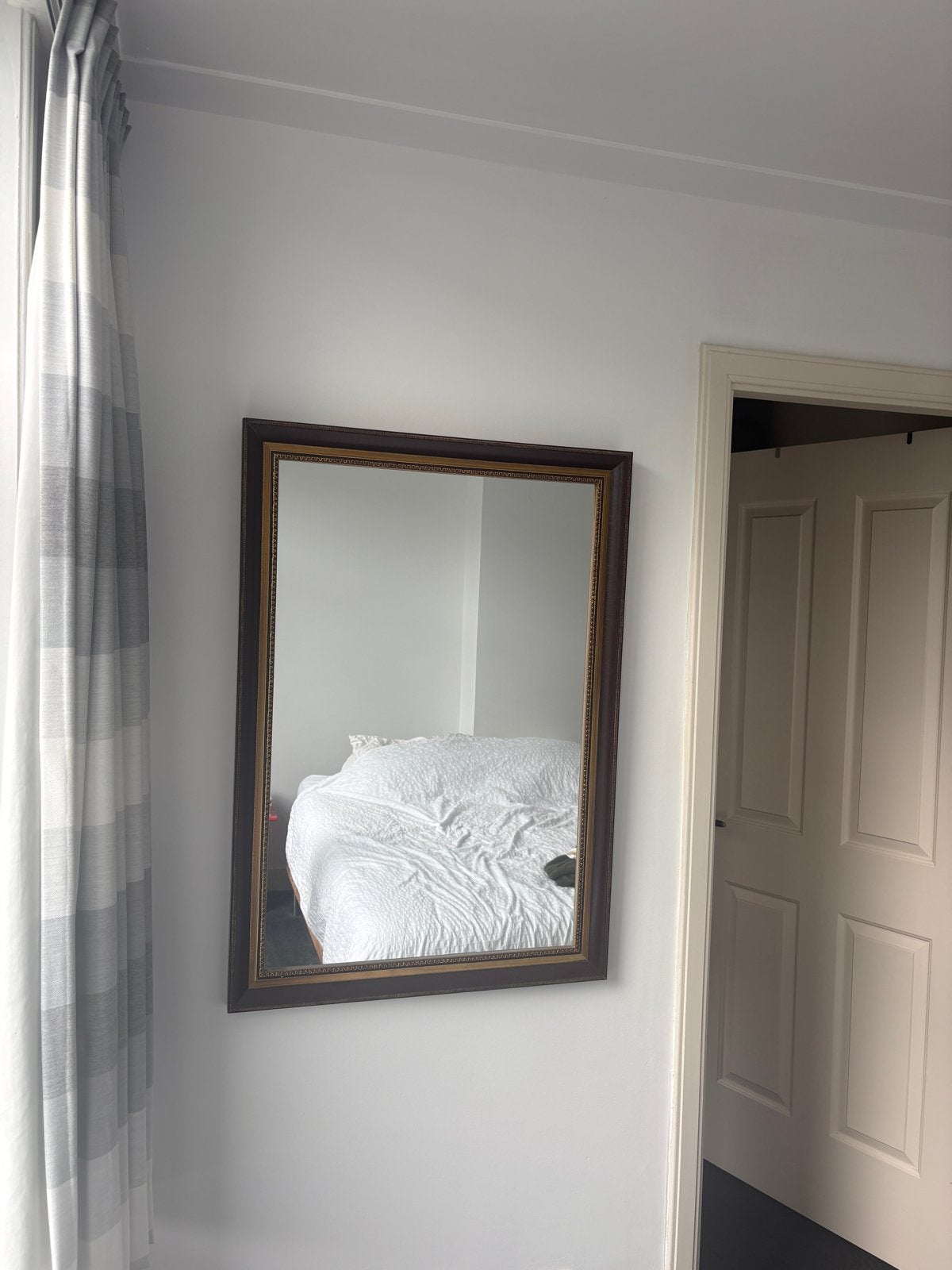 Antieke spiegel met goud en leren details, Ophalen, Rechthoekig, 50 tot 100 cm, 100 tot 150 cm