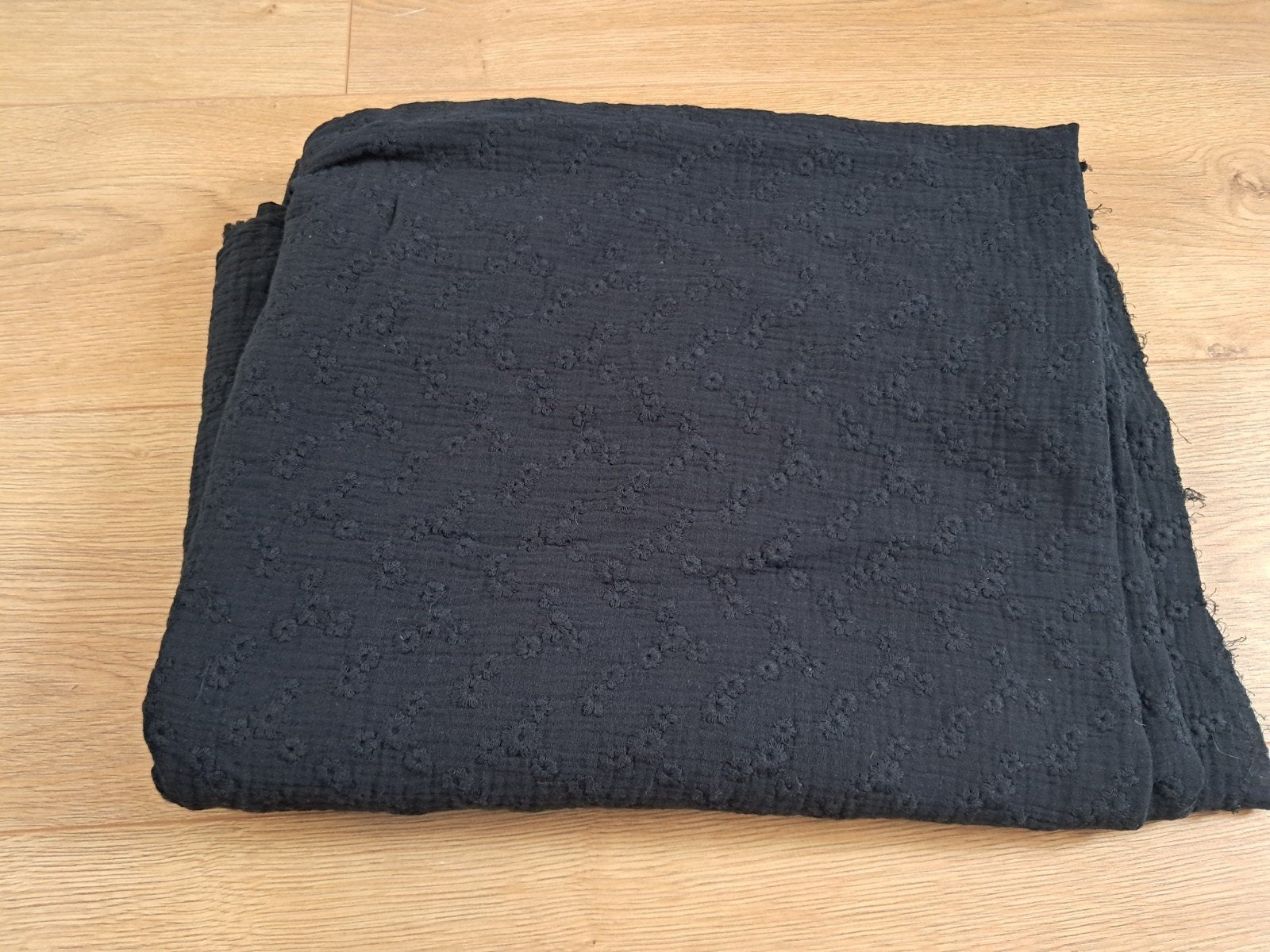 Lap zwarte double gauze stof met broderie, Hobby en Vrije tijd, Stoffen en Lappen, 120 cm of meer, Zwart, Ophalen of Verzenden
