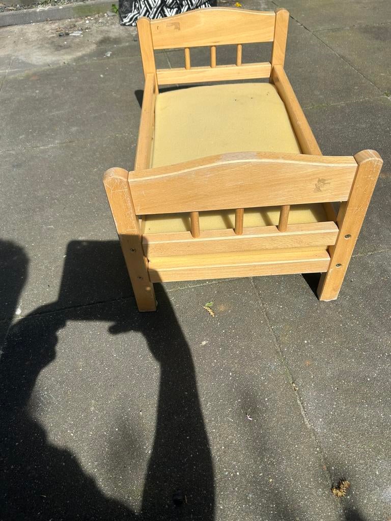 Houten poppen bedje., Ophalen, Gebruikt