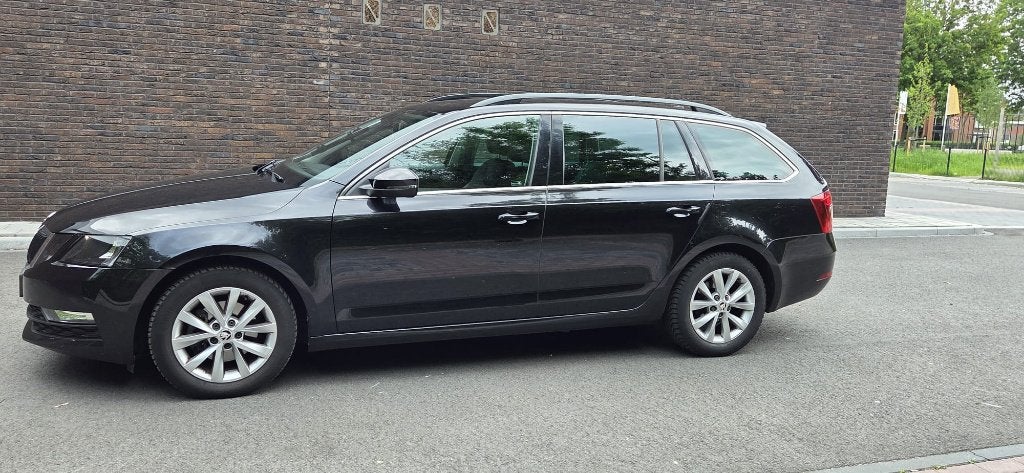 Skoda Octavia 1.0 TSI Greentech 115pk Dsg-7 2019 Zwart, Auto's, Skoda, Zwart, Leder en Stof, Zwart, Origineel Nederlands